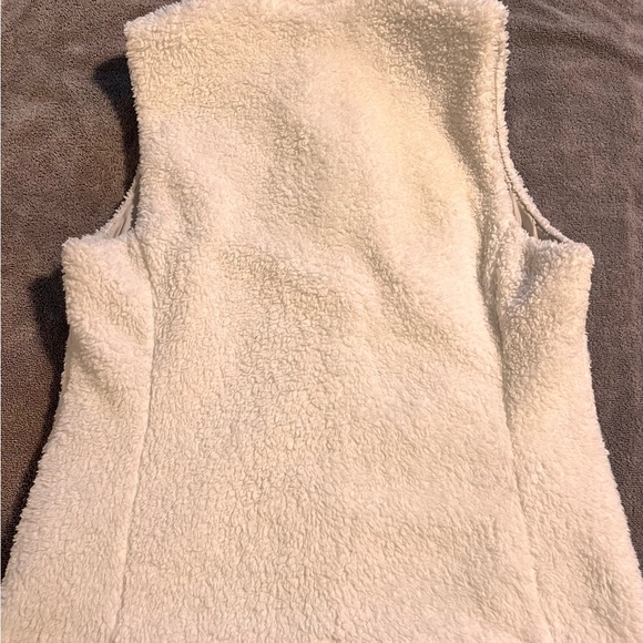 White L Patagonia fuzzy white vest - Picture 5 of 5